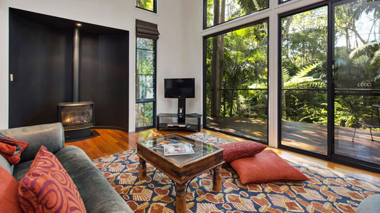 Luxury Treehouse Getaway with Bubbly 